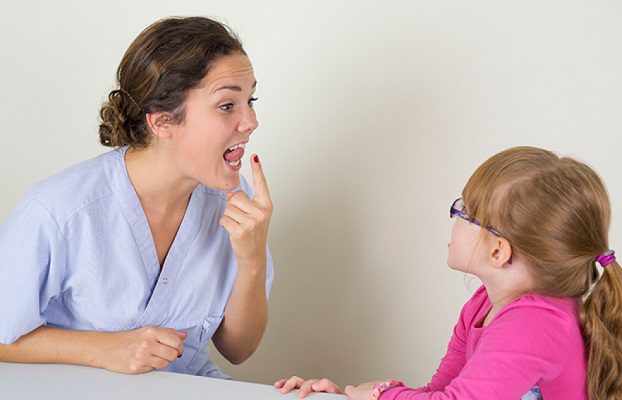 چرا کودک کلمات را نصفه تلفظ می کند؟